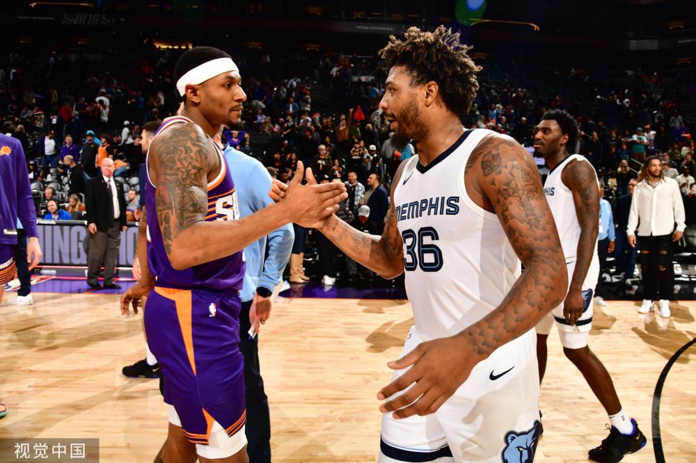 不少球迷仍 不少球迷仍